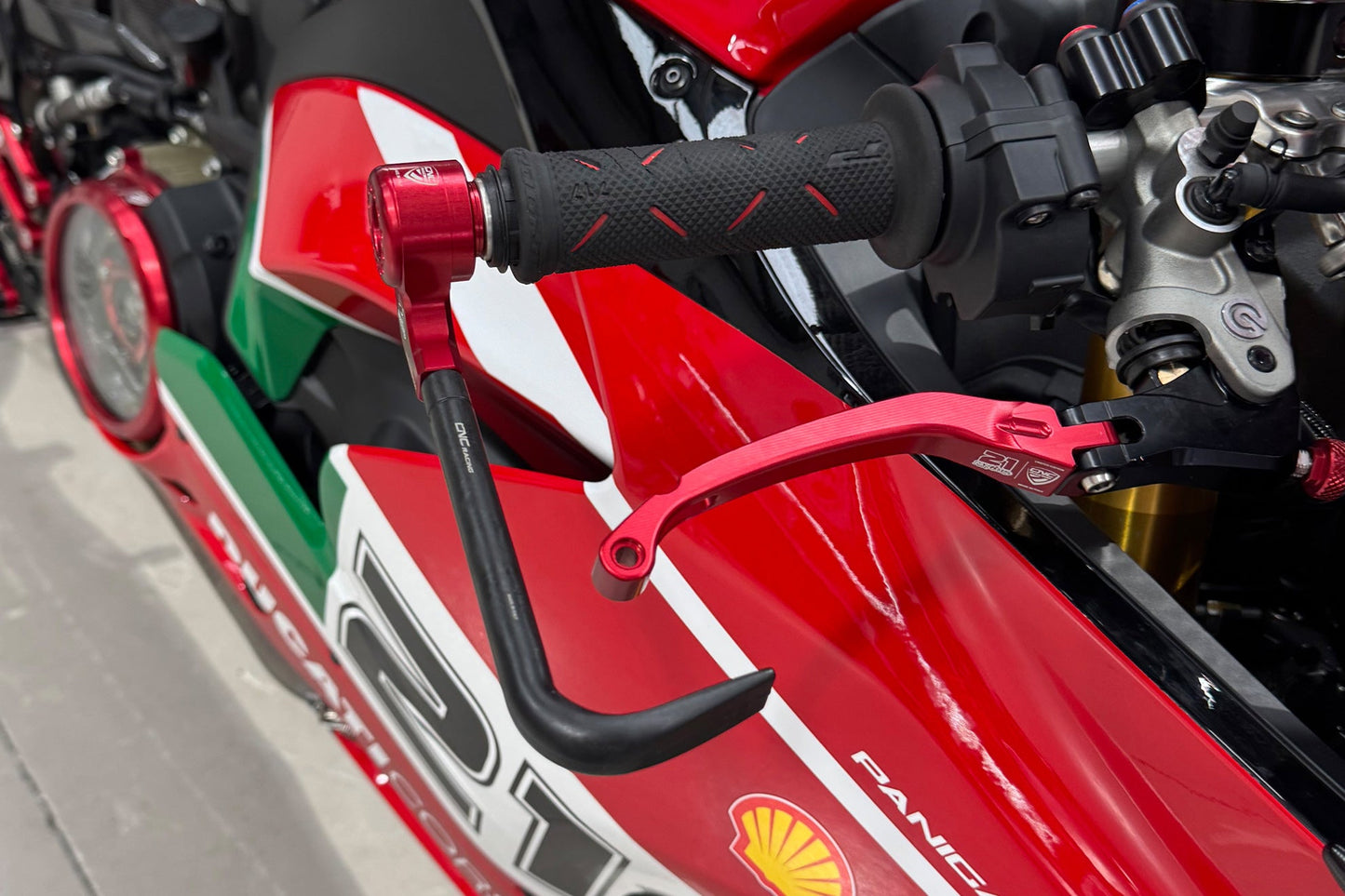 Remhendelbeschermer Troy Bayliss Limited Edition MV Agusta Brutale 800 (2016-2017) Vooraanzicht gemonteerd