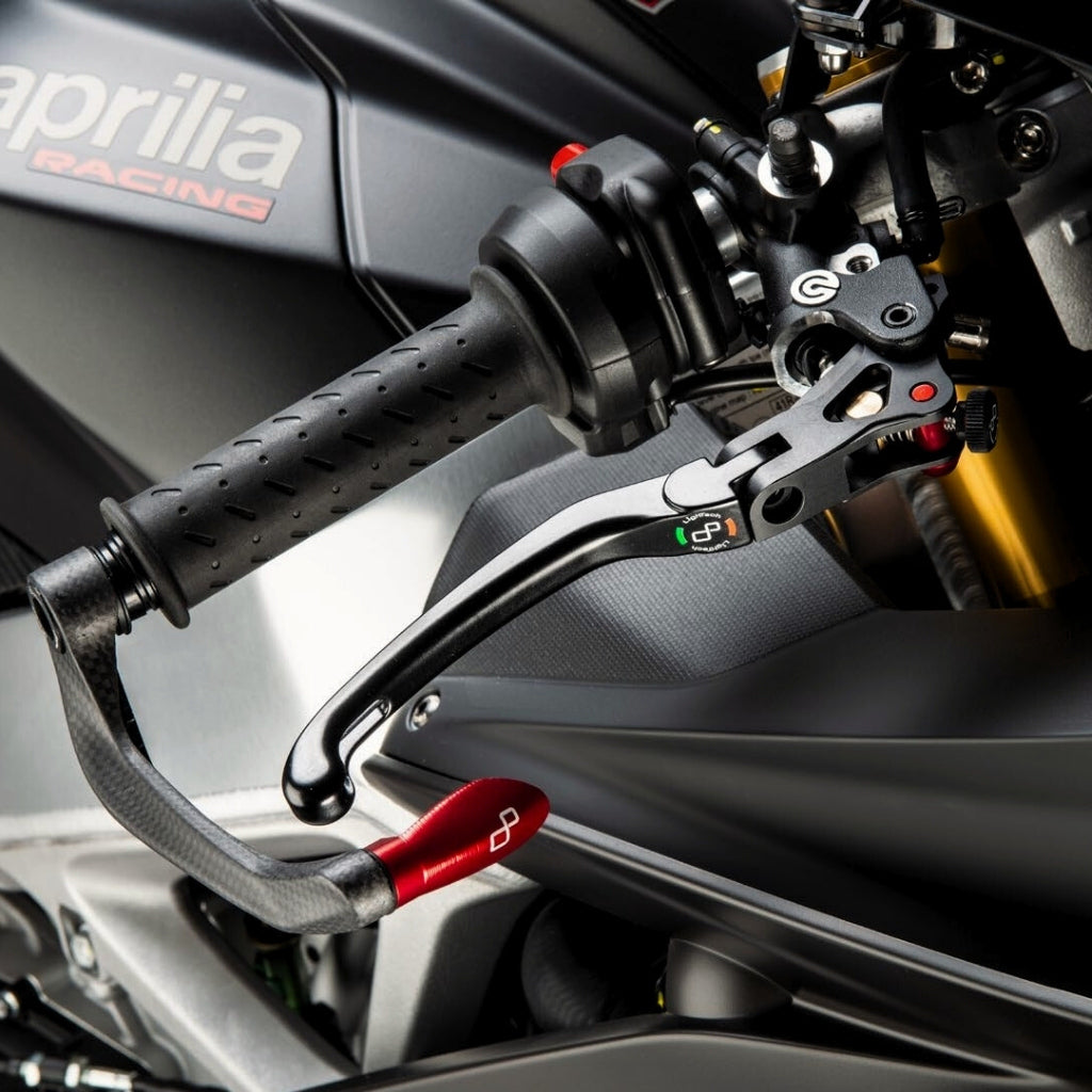 Lightech J magnesium opklapbare rem- en koppelingshendel set - Aprilia Tuono V4  (2021+) remhendel vooraanzicht incl optionele rode inserts
