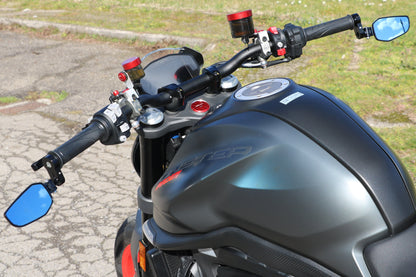 Bar-End Spiegel Evo rechts MR711 CNC Racing Ducati SuperSport 950 S (2021+) gemonteerd op Monster omlaag geplaatst