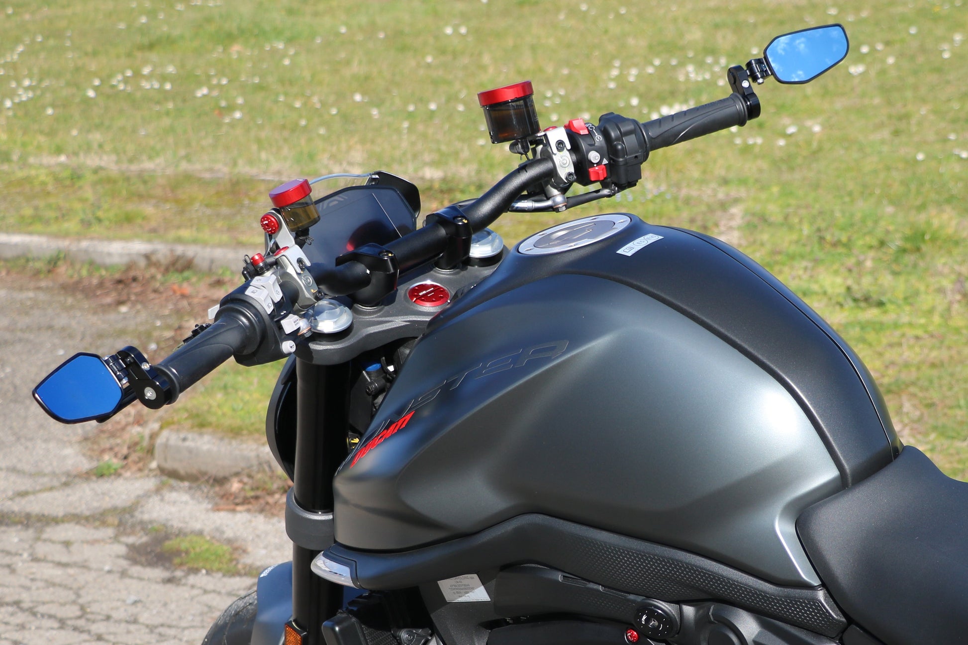 Bar-End Spiegel Evo rechts MR711 CNC Racing Ducati Monster 950 (2021+) gemonteerd op Monster omhoog geplaatst
