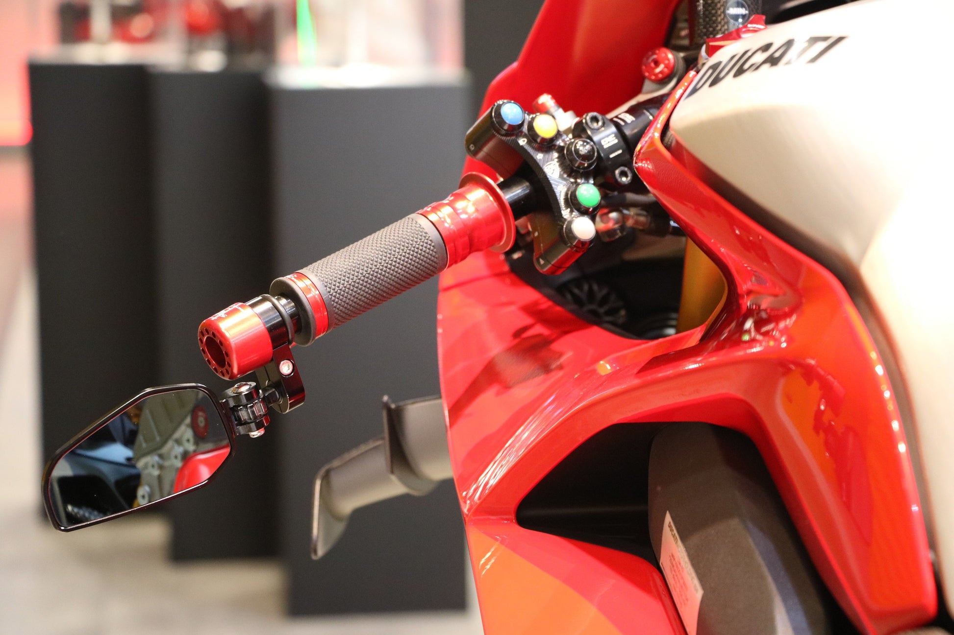 Bar-End spiegel Evo links MR712 CNC Racing BMW R 1250 GS Adventure - Edition 40 Years GS (2021-2023) gemonteerd op Panigale V4 met glas zichtbaar