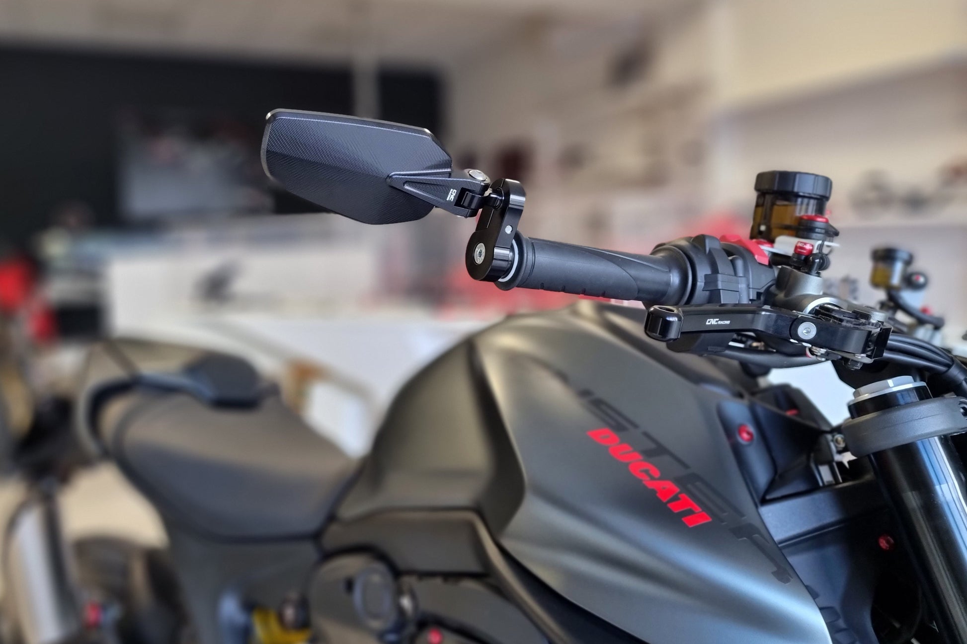 Bar-End Spiegel Evo rechts MR711 CNC Racing Suzuki Bandit GSF1250 (2007-2014) gemonteerd op Ducati Monster