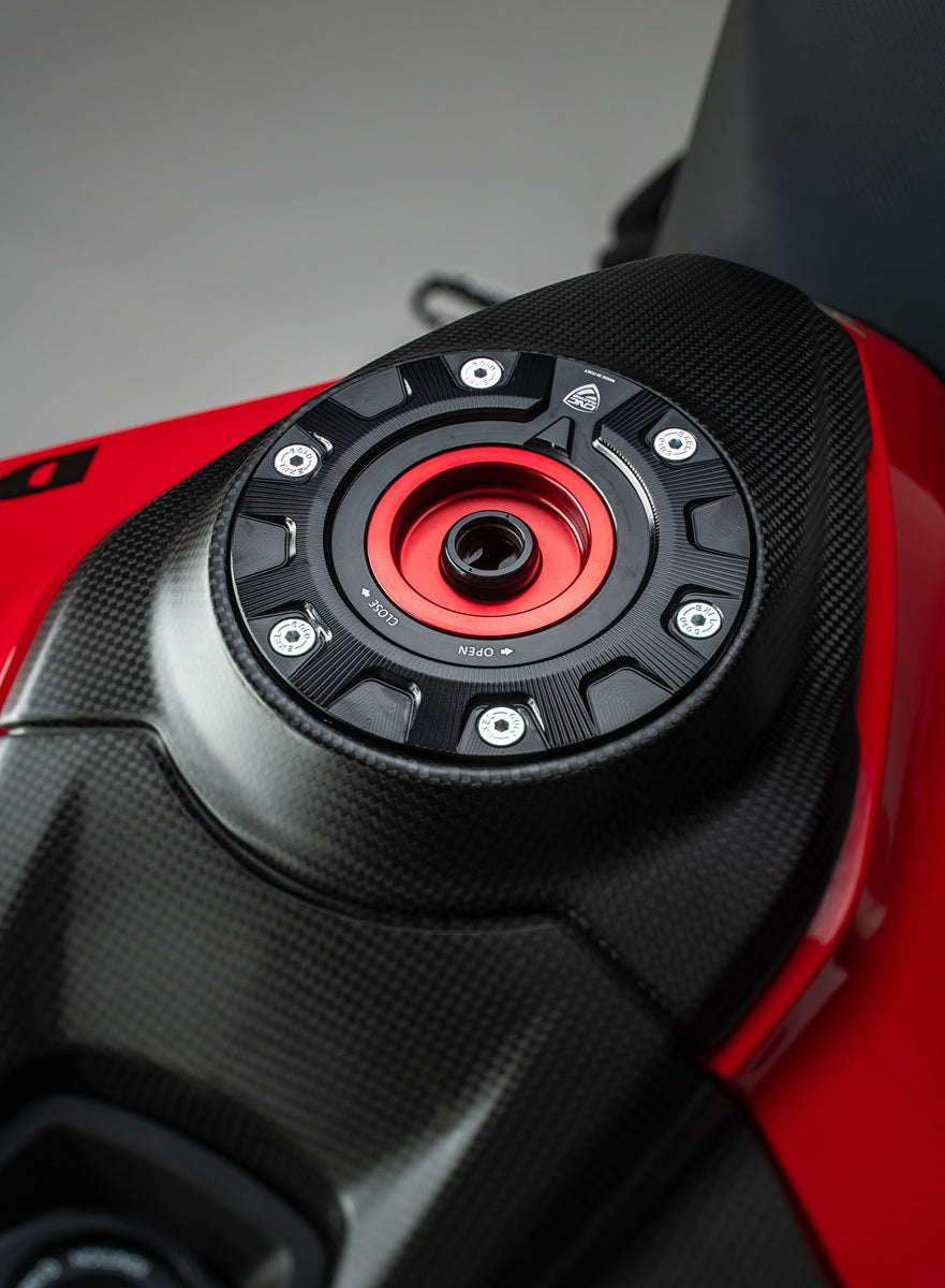 Carbon tankdop buitenrand Ducati Panigale V2S (2025+) zwart gemonteerd incl rood-zwarte tankdop kern bovenaanzicht