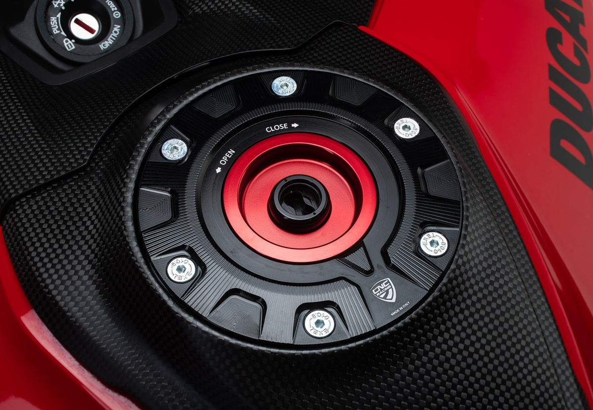 Carbon tankdop buitenrand Ducati Multistrada V4 Pikes Peak (2022+) zwart gemonteerd incl rood-zwarte tankdop kern detail