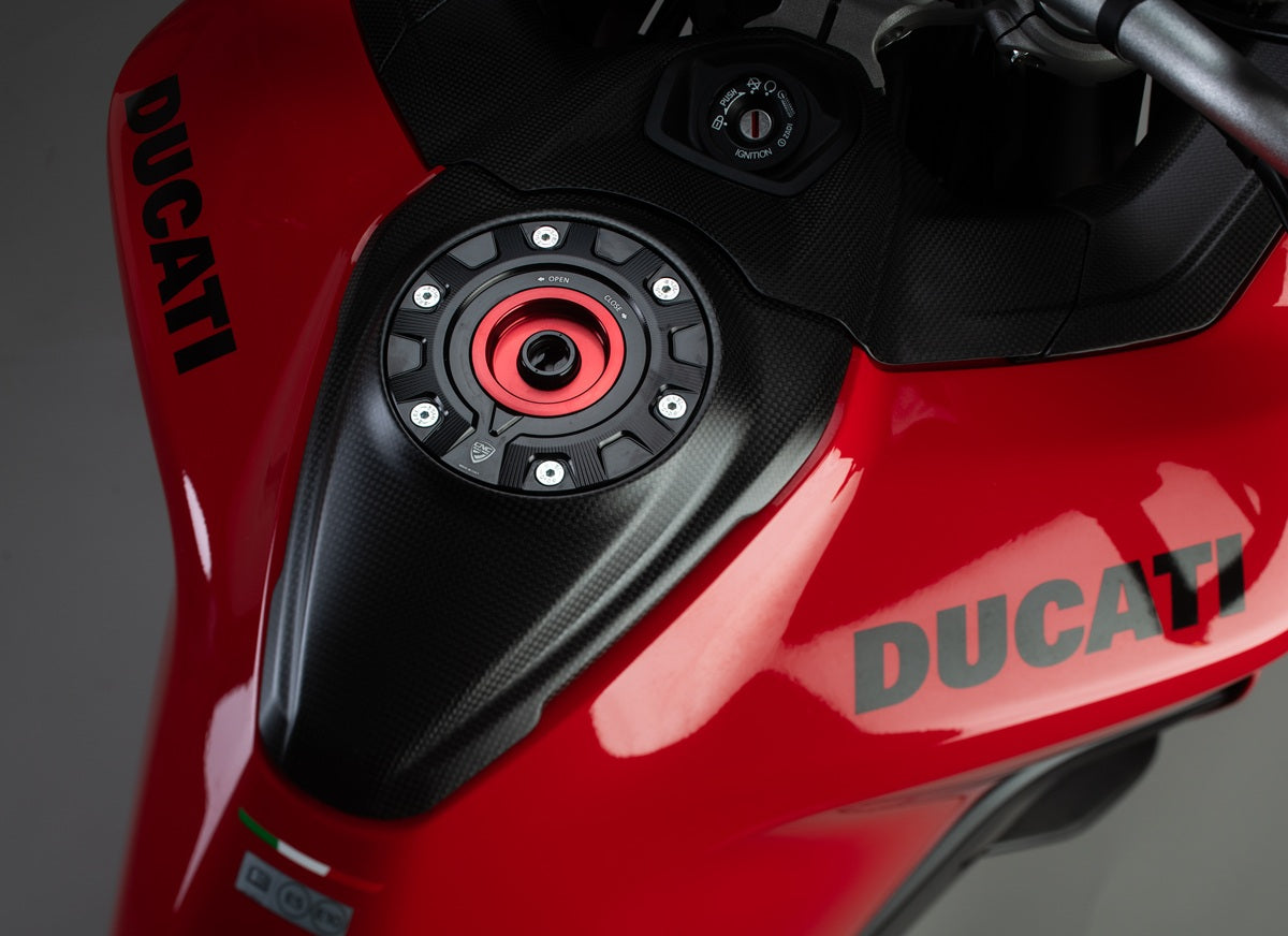 Carbon tankdop buitenrand Ducati Multistrada V4 Pikes Peak (2022+) zwart gemonteerd incl rood-zwarte tankdop kern overzicht