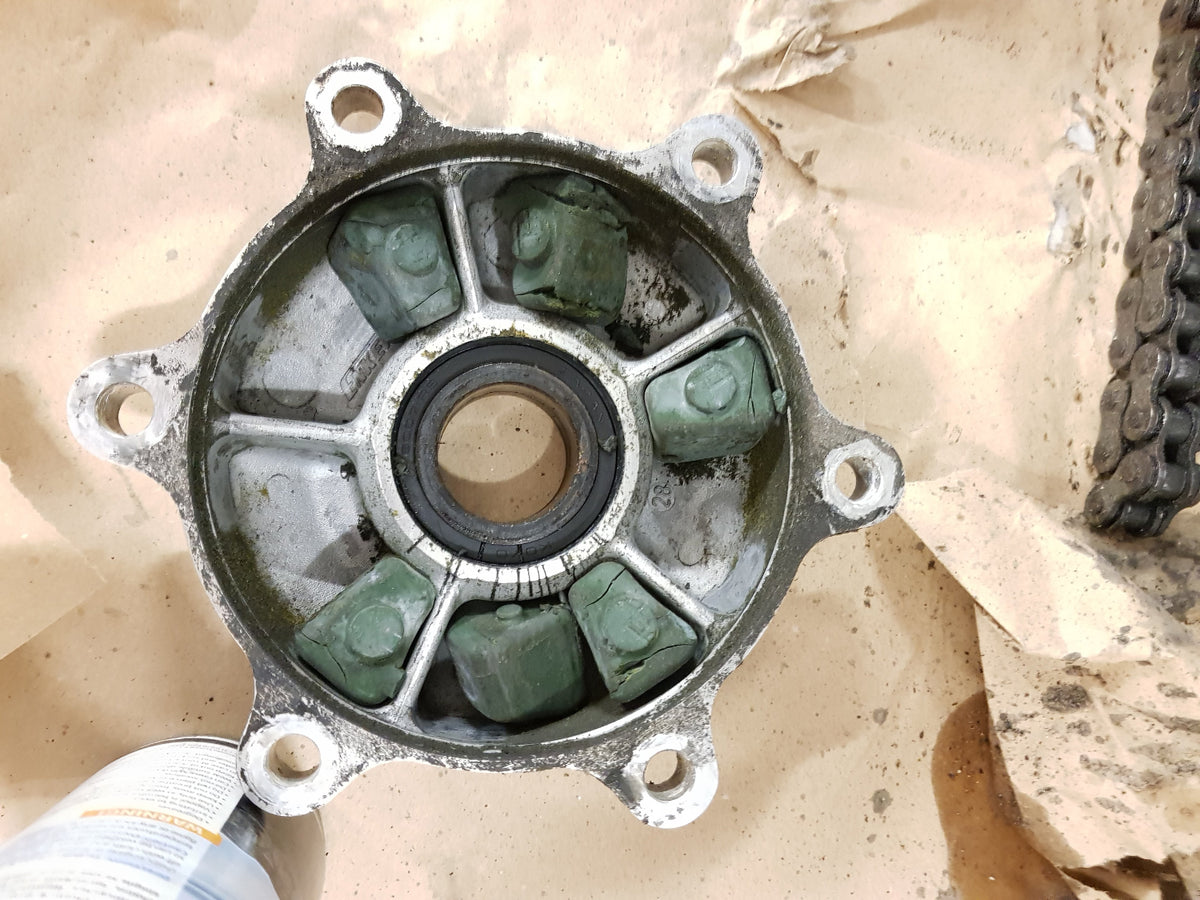 Versleten en uitgeharde dempingsrubbers voor de Honda Hawk 650, met schokkend rijden tot gevolg.