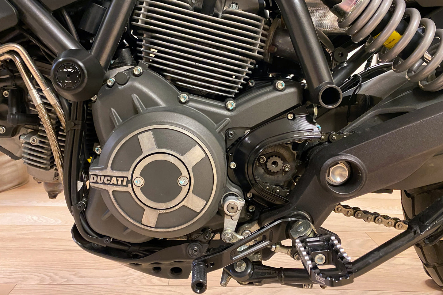 Voortandwiel cover Ducati Scrambler 2015-2018 productfoto zwart gemonteerd op Scrambler