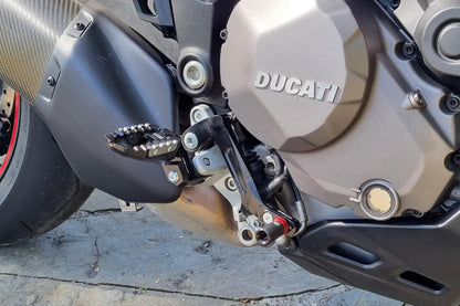 Berijder voetsteunen set 'Touring' Ducati Monster 821 Stripe (2016-2017) zwart gemonteerd