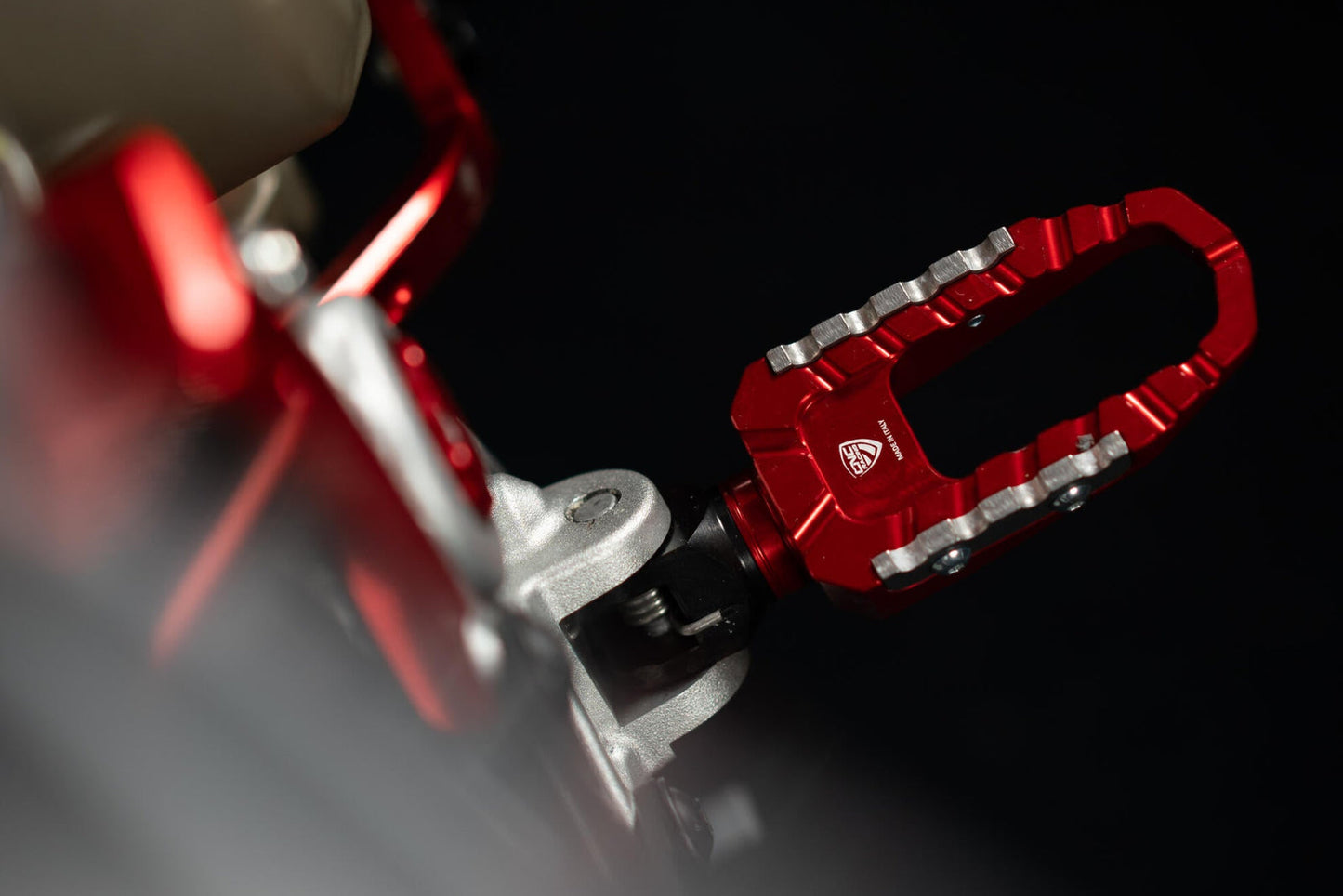 Berijder voetsteunen set 'Touring' Ducati Monster 821 Stripe (2016-2017) rood gemonteerd