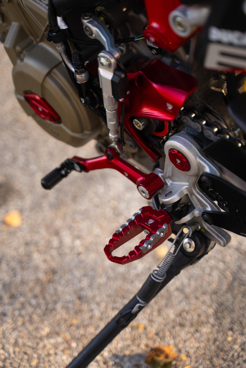 Voetsteunenset berijder 'Touring' Ducati Multistrada V4 Pikes Peak (2025+) rood gemonteerd