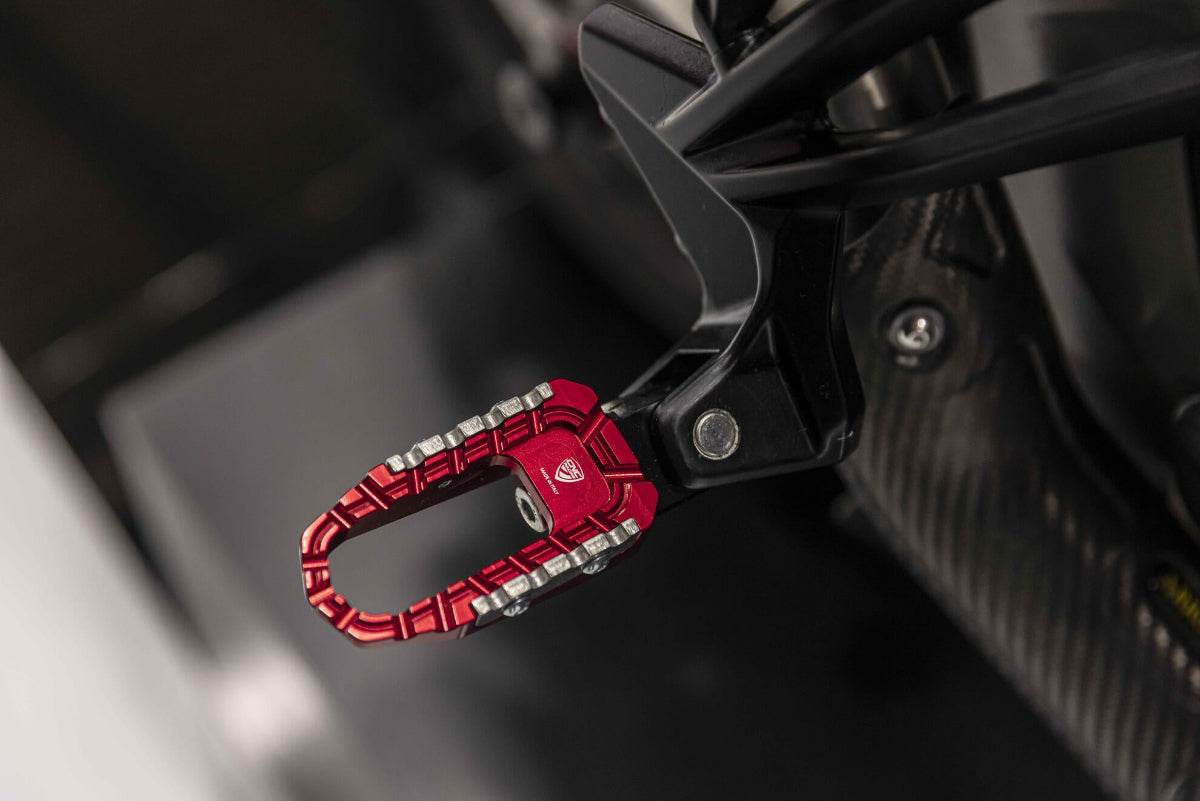 Passagier voetsteunen set 'Offroad' Ducati Scrambler 1100 (2018-2020) rood gemonteerd