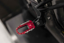 Passagier voetsteunen set 'Offroad' Ducati Multistrada V4 Pikes Peak (2022+) rood gemonteerd
