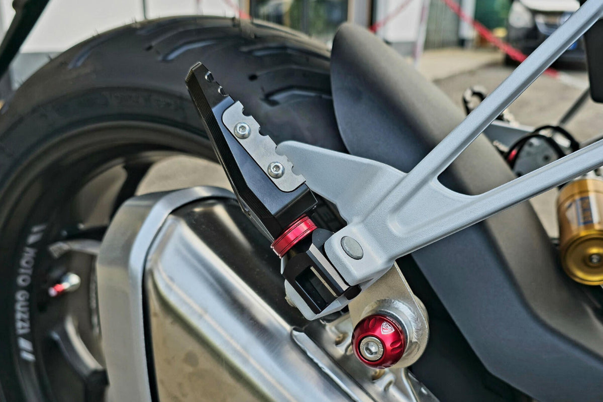Passagier voetsteunen set 'Offroad' Ducati Diavel 1260 S (2019-2022) zwart gemonteerd