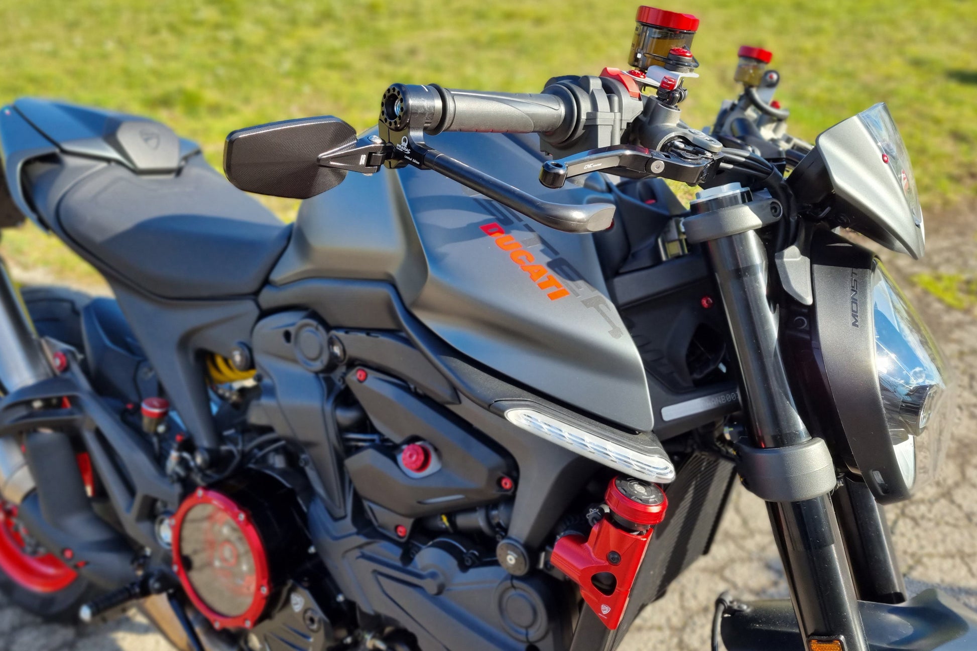 Bar-End Spiegel Evo rechts MR711 CNC Racing Aprilia RSV4 (2015-2018) gemonteerd op Monster met remhendel beschermer