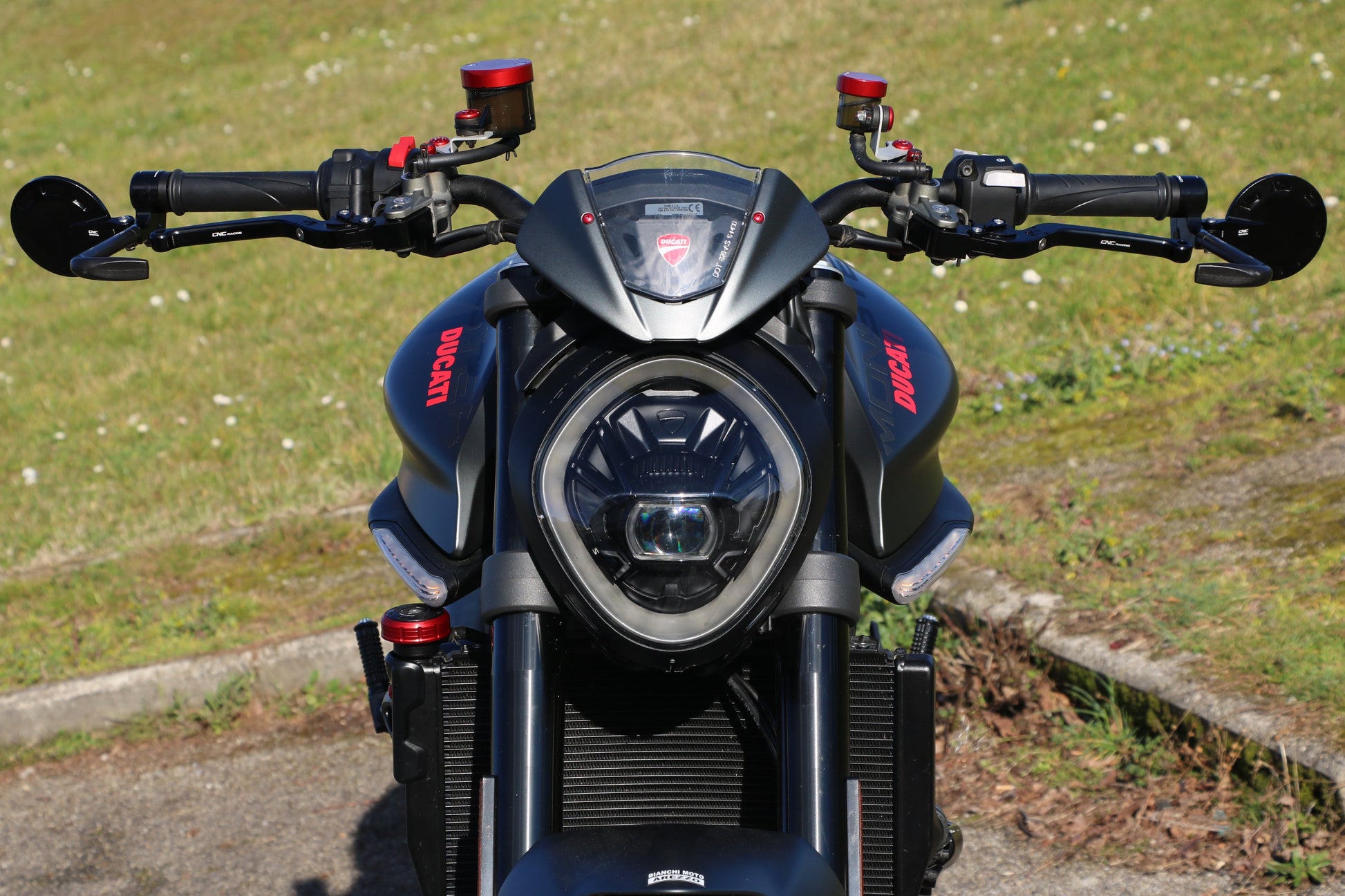 Bar-End Spiegel Evo rechts MR711 CNC Racing Yamaha XSR900 GP (2024+) vooraanzicht beide spiegels inclusief hendelbeschermers
