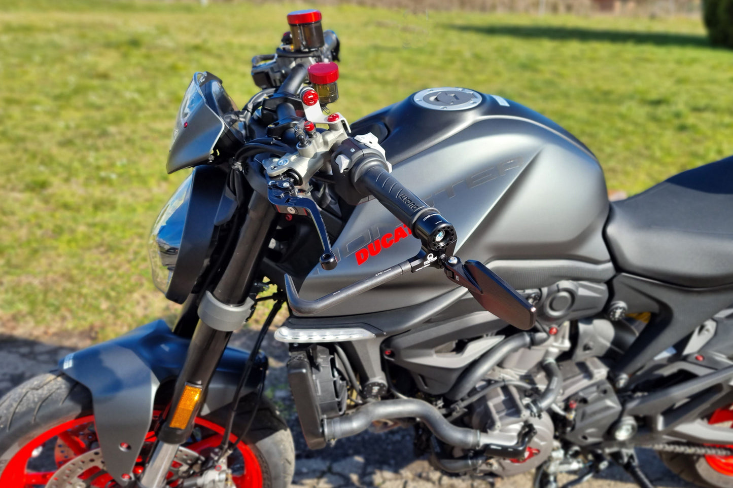 Voordeelpakket bar-end spiegels en hendelbeschermers - Pramac Racing Limited Edition Ducati Monster 797 (2017-2020) gemonteerd op Monster