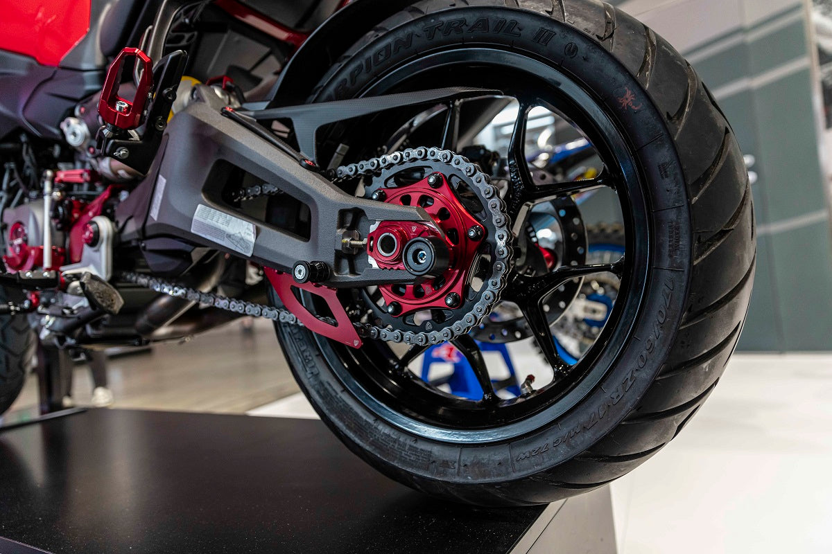 CNC Racing PR332R rode kettingbeschermer gemonteerd op Multistrada V2