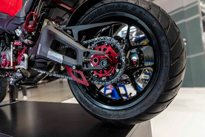 CNC Racing PR332R rode kettingbeschermer gemonteerd op Multistrada V2