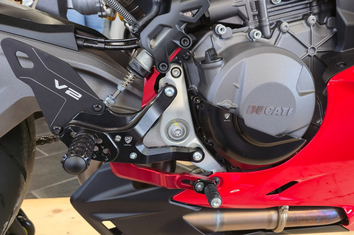 CNC Racing koppelingsdeksel beschermer Ducati V2 gemonteerd zijaanzicht