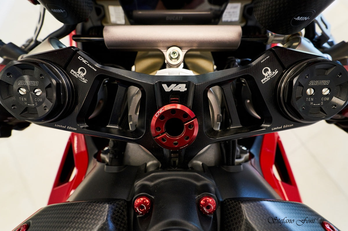 Kroonplaatmoer Ducati Streetfighter V4S (2025+) rood gemonteerd in zwarte kroonplaat