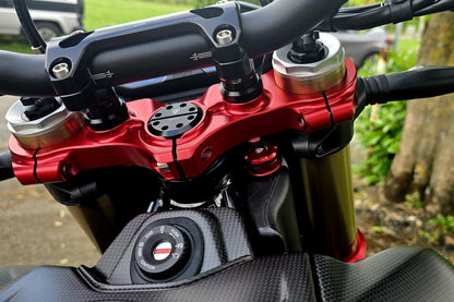 Balhoofd moer CNC Racing Ducati 1098S (2007-2009) zwart gemonteerd op Hypermotard 698