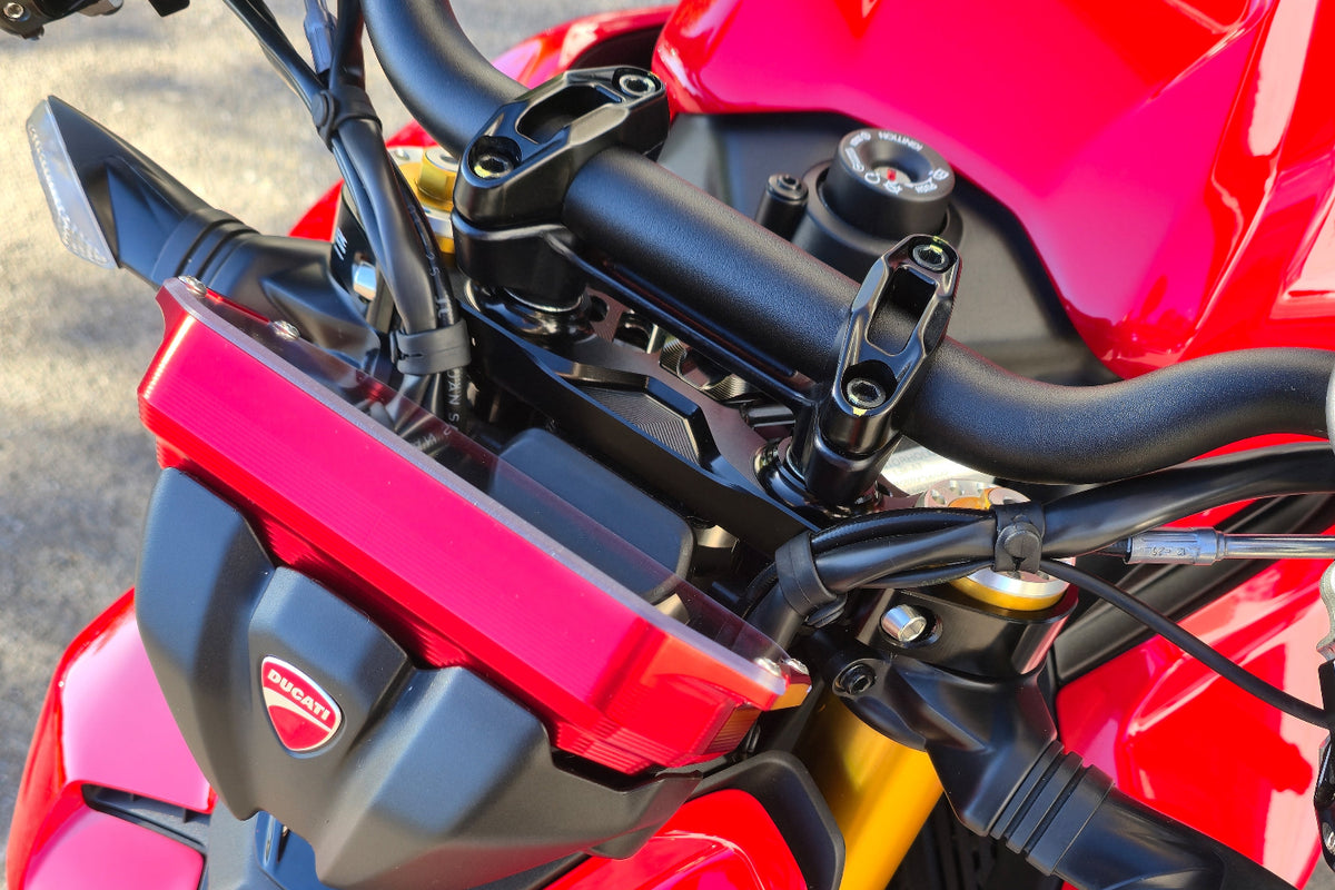 Detail van de rode dashboardbeschermer en de Ducati-cockpit