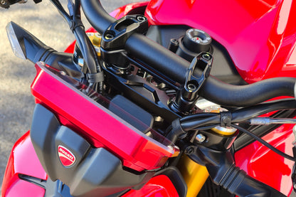Detail van de rode dashboardbeschermer en de Ducati-cockpit