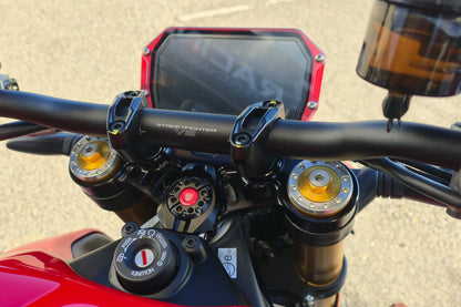 Rode dashboardbeschermer achter het stuur van de Ducati
