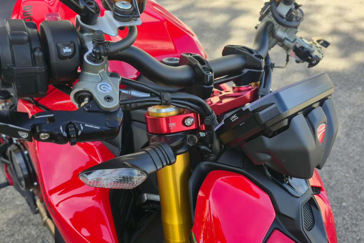 Zwarte dashboardbeschermer gemonteerd om de cockpit van een Ducati