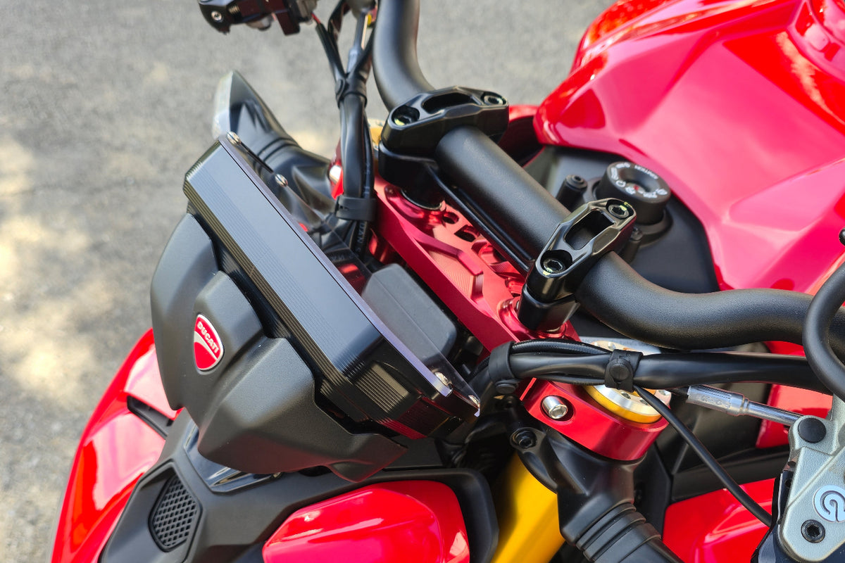 Zijaanzicht van de zwarte dashboardbeschermer op je Ducati