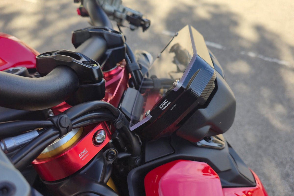 Zwarte dashboardbeschermer gemonteerd in de cockpit van een Ducati