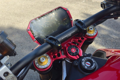 Rode dashboardbeschermer schuin gezien vanuit de cockpit