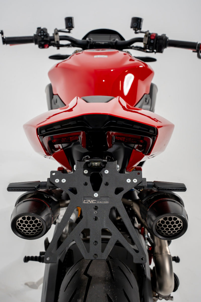 LED knipperlichtset Wing – CNC Racing – smoke lens – Aprilia Tuono V4 1100 RR (2017-2020) gemonteerd op kentekenplaathouder zijaanzicht