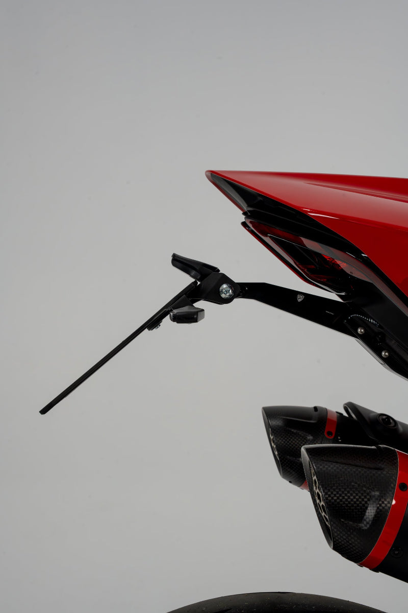LED knipperlichtset Wing – CNC Racing – smoke lens – Aprilia RS4 125 (2011-2022) gemonteerd op kentekenplaathouder achteraanzicht