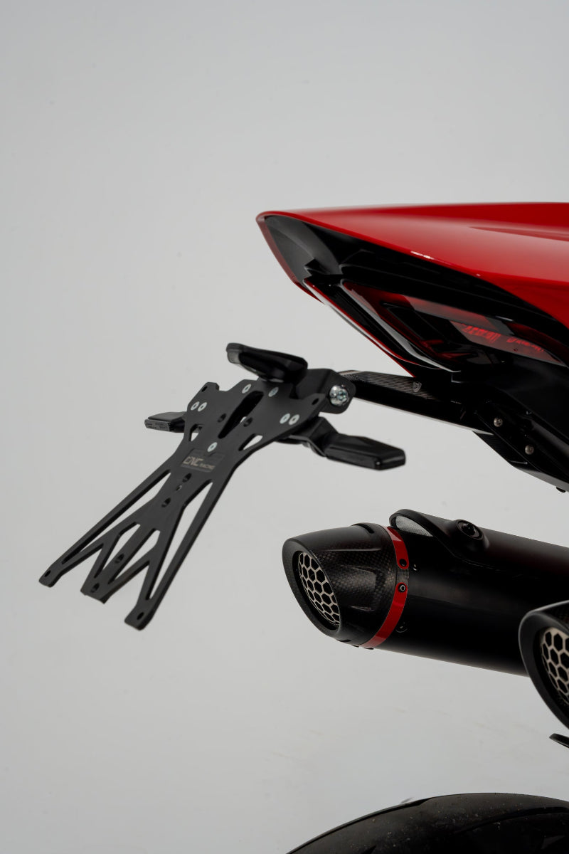 LED knipperlichtset Wing – CNC Racing – smoke lens – BMW K 1200 S (2004-2008) gemonteerd op kentekenplaathouder