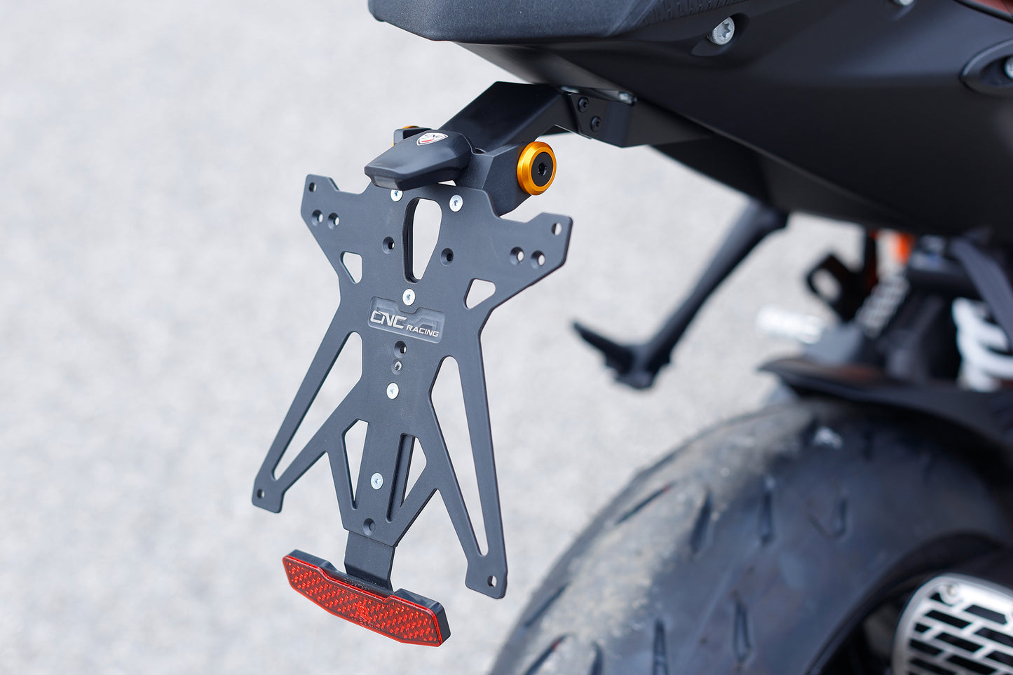 PT309B kentekenplaathouder rechts vooraanzicht gemonteerd zwart KTM 1390 Super Duke R