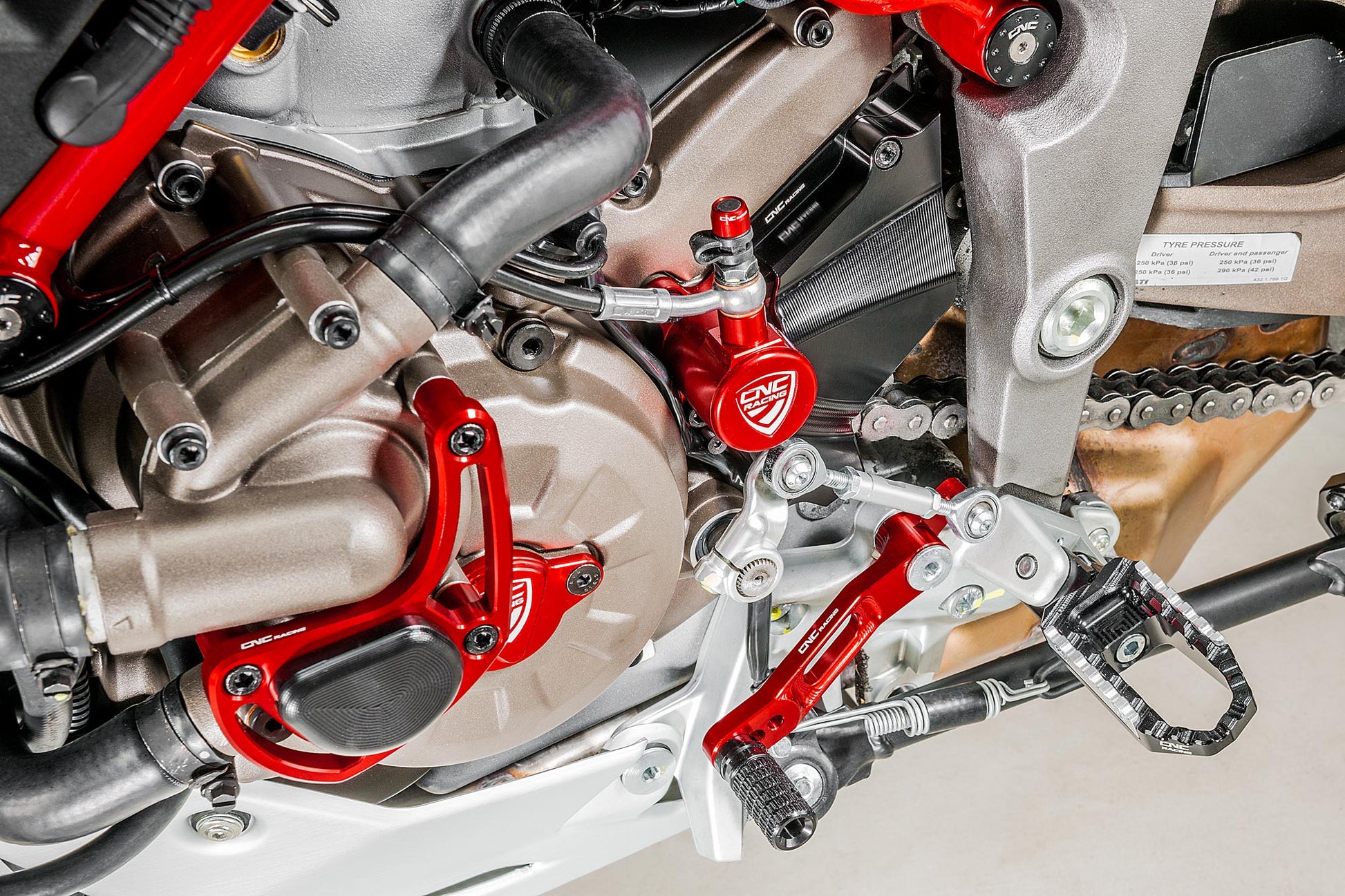 Voortandwiel Cover Ducati Multistrada 1200 2010-2014 productfoto zwart gemonteerd met drukzuiger koppeling rood en schakelpedaal rood