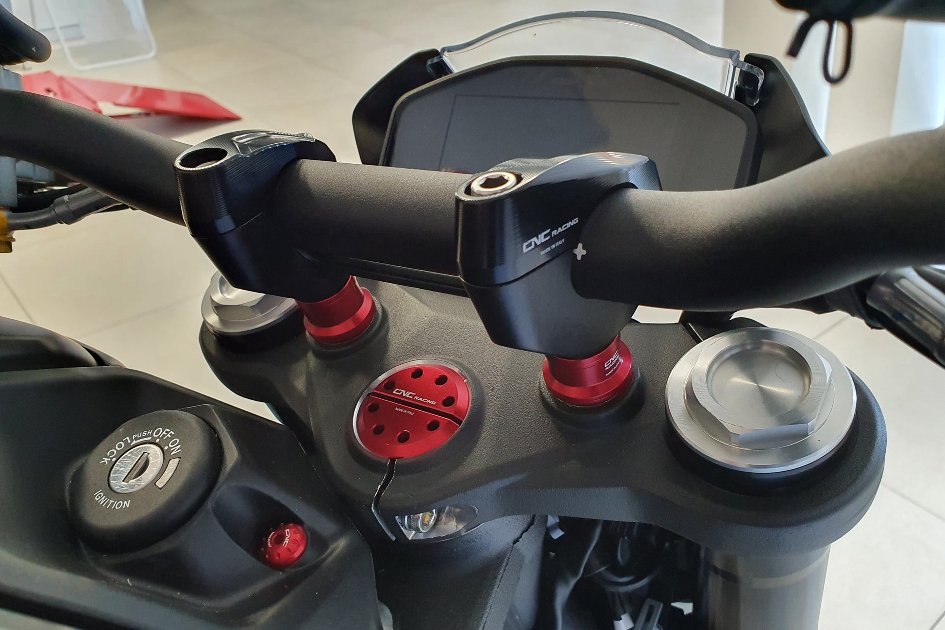 Balhoofd moer CNC Racing Ducati 1098S (2007-2009) rood gemonteerd op Monster