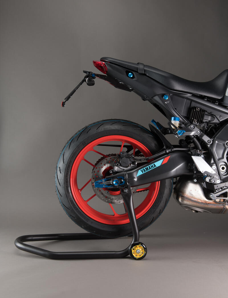 Paddock stand lichtgewicht vaste haken rechter zijaanzicht gemonteerd uitgezoomd