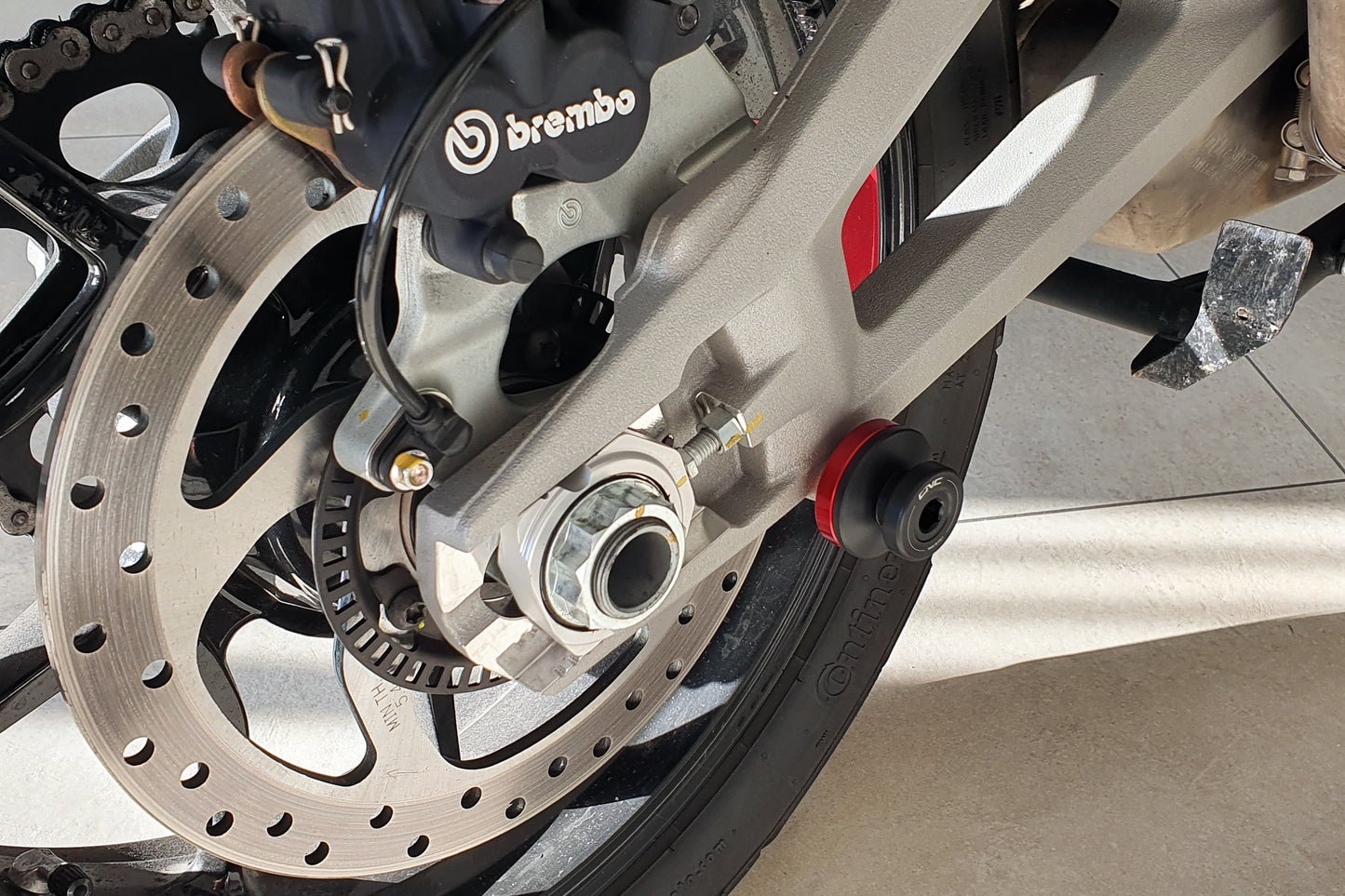 GeGShop.nl CNC Racing achterbrug paddockstand bobbins Ducati Multistrada rood gemonteerd detailfoto