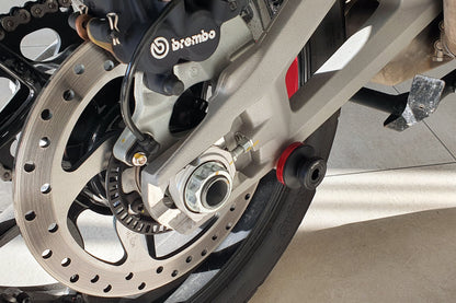 GeGShop.nl CNC Racing achterbrug paddockstand bobbins Ducati Multistrada rood gemonteerd detailfoto