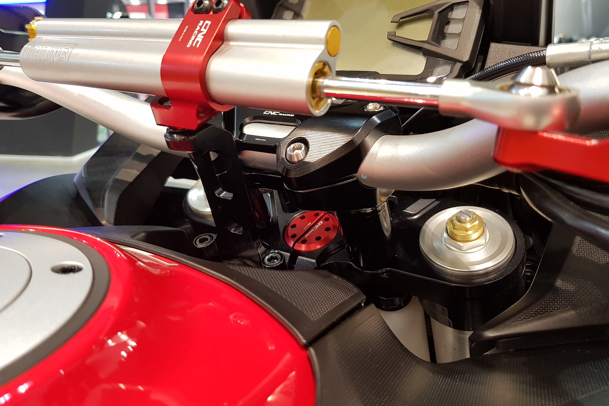 Balhoofd moer CNC Racing Ducati 1098S (2007-2009) rood gemonteerd op Multistrada
