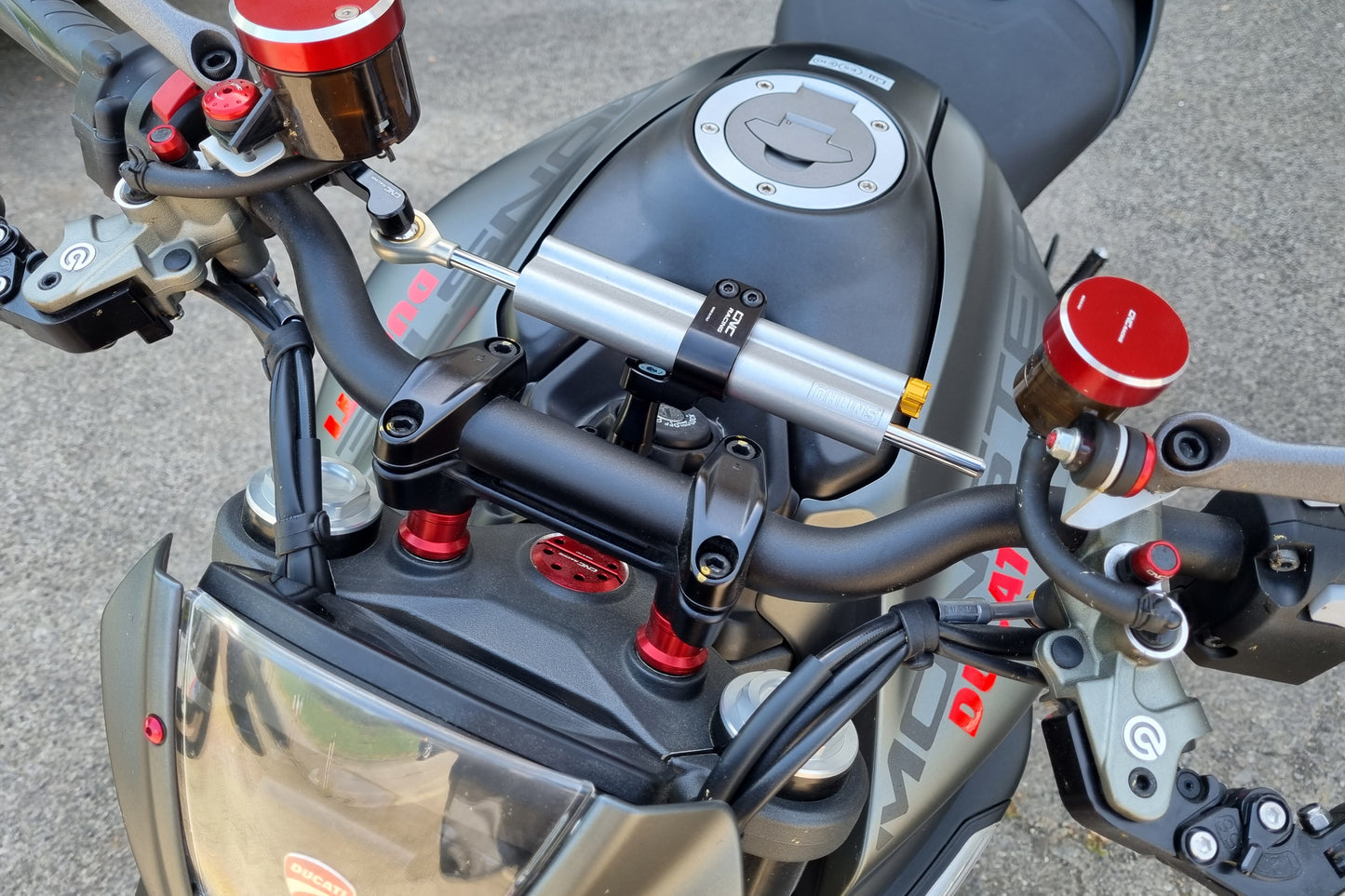 CNC Racing SD110B stuurdemperkit met OH168S demper en RM259R risers op Ducati Monster 950 schuin vooraanzicht