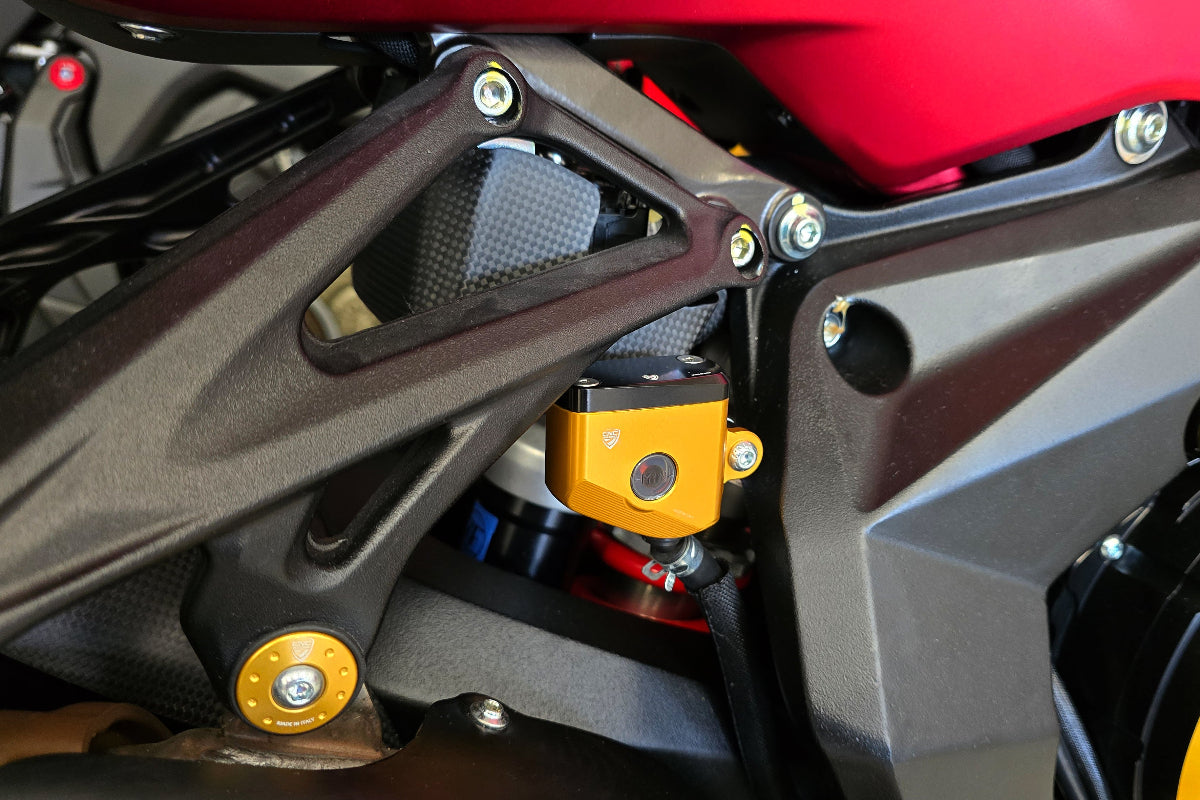 Achterrem vloeistof reservoir MV Agusta Brutale 1090 R (2012-2015) gemonteerd in goud met zwart deksel zijaanzicht