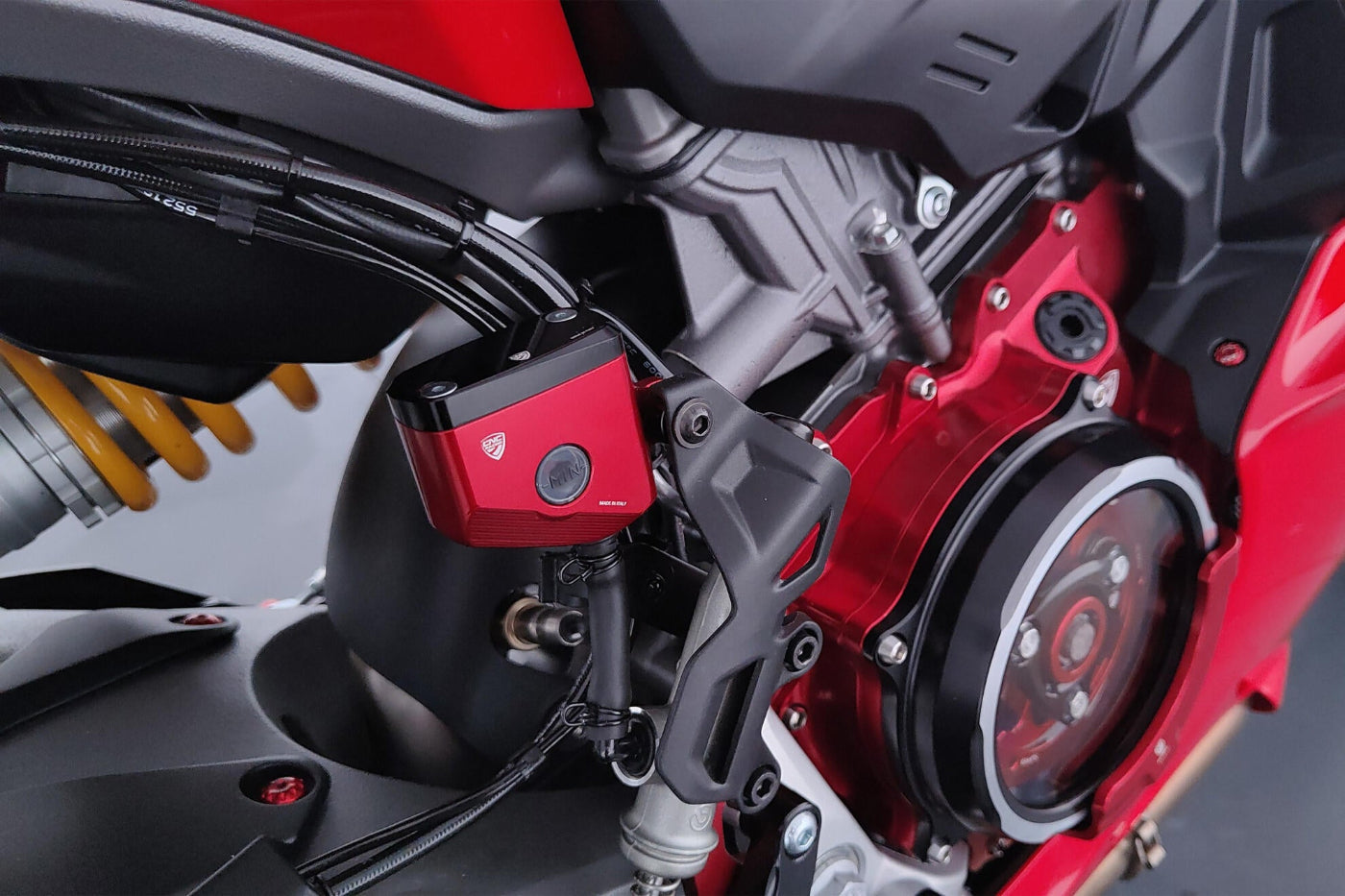 Achterrem vloeistof reservoir MV Agusta F3 675 RC (2012-2021) gemonteerd in rood achteraanzicht