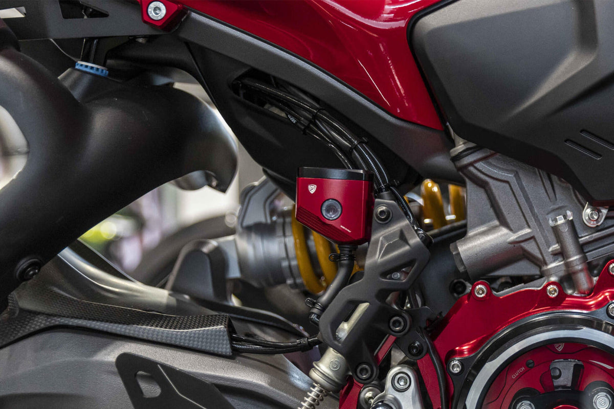 Achterrem vloeistof reservoir MV Agusta F3 675 RC (2012-2021) gemonteerd in rood zijaanzicht