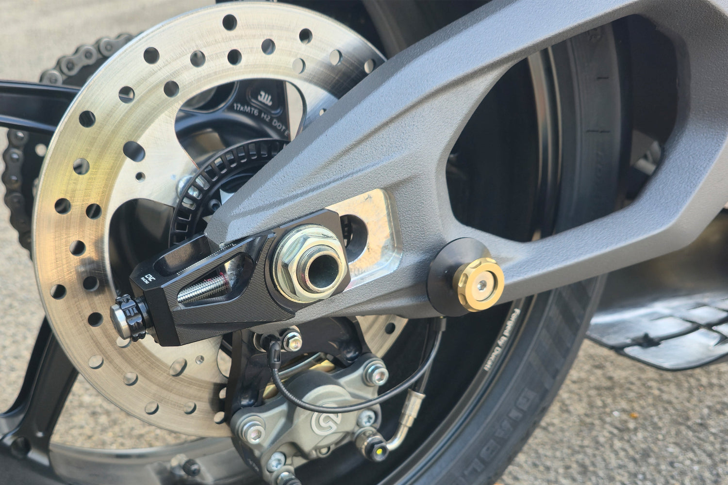 Kettingspannerset TD017 CNC Racing Panigale V4 V4S Streetfighter V4 V4S gemonteerd rechts zijkant