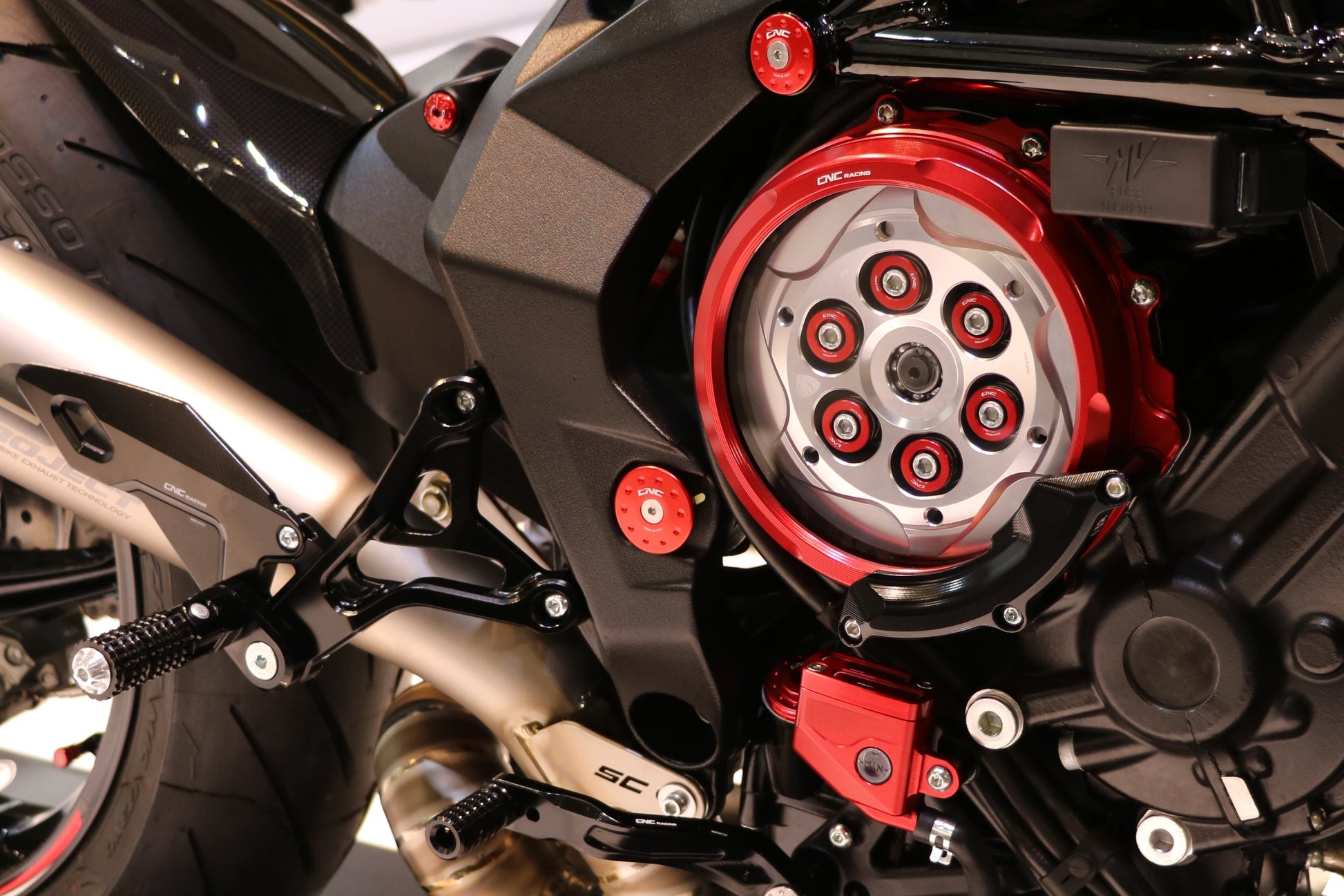 CNC Racing Achterremvloeistof reservoir cover MV Agusta gemonteerd