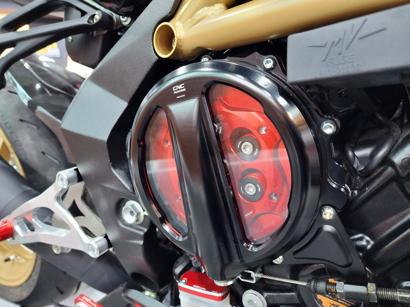 Two-Tone achterrem remvloeistof reservoir deksel 'Bicolore' MV Agusta Brutale 800 RC (2018+) gemonteerd in rood-zilver achter open koppeling