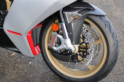 GP Remklauw koeling luchtgeleider set carbon Ducati Scrambler Urban Enduro (2015-2016) glanzend carbon gemonteerd op MV Agusta ter voorbeeld